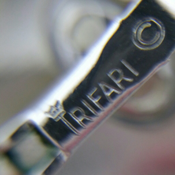 Vintage Trifari silvertone leaf clip on earrings - Picture 8 of 8